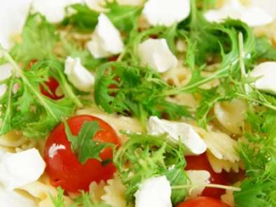 Рецепт Теплый салат с помидорами, макаронами и сыром