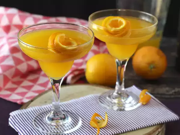 Рецепт Agua de valencia - средиземноморский коктейль с кавой и апельсином, который вы можете приготовить дома.