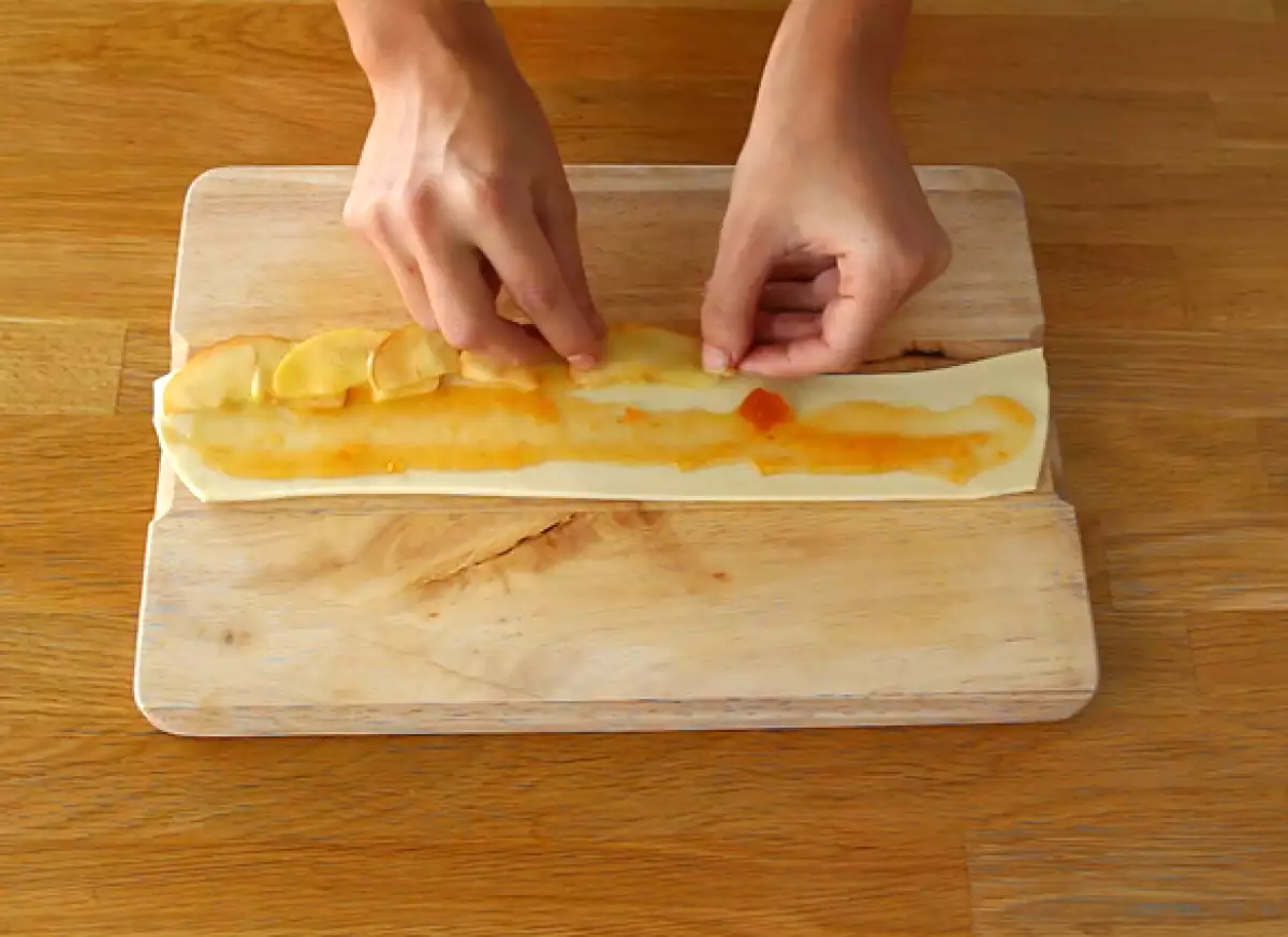 Шаг 3: Уложите яблоки в ряд, внахлест.