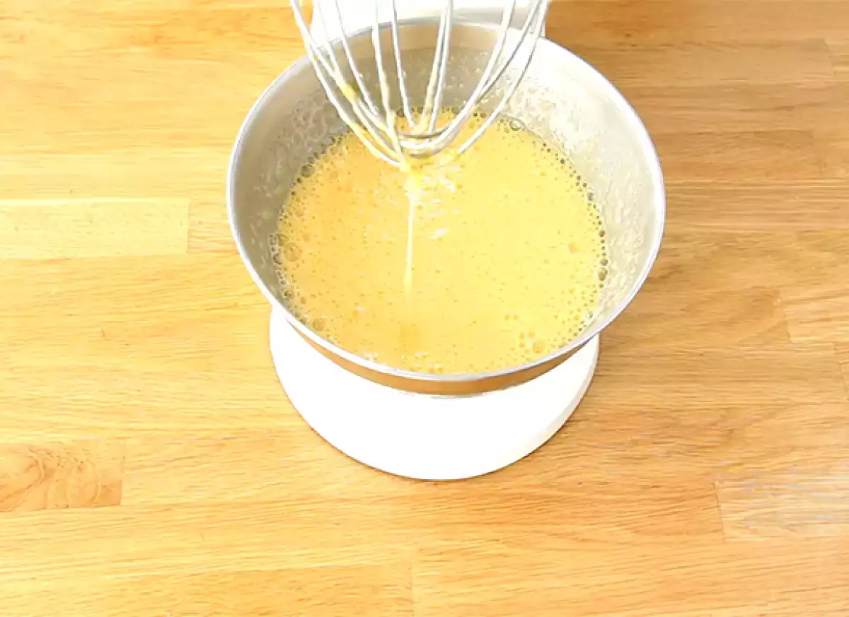 Шаг 1: Взбейте яйца и сахар