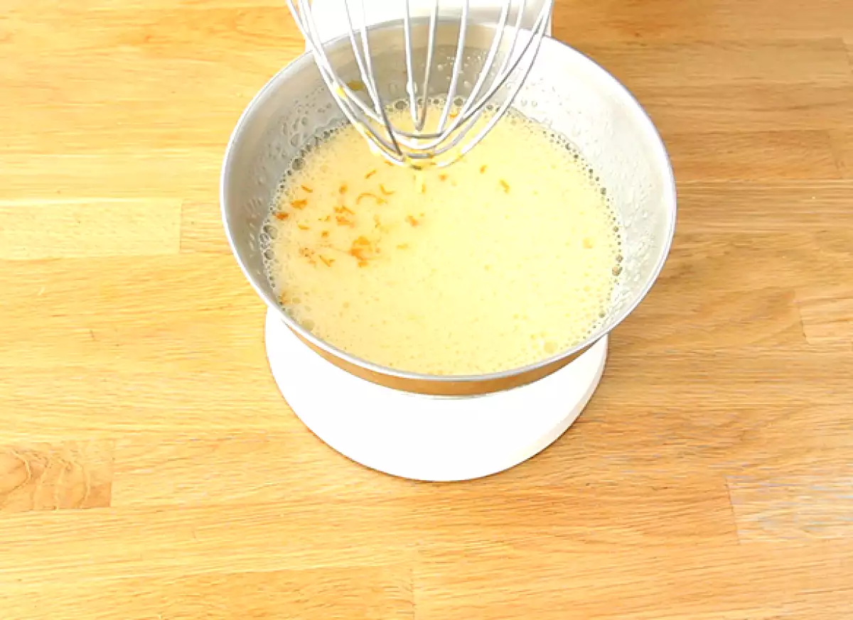 Шаг 2: Добавьте масло и орехи