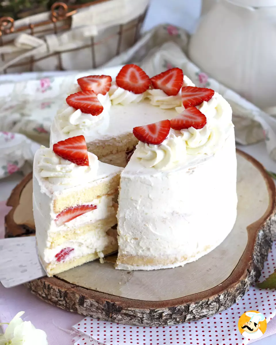 Слоеный торт с клубникой и кремом из маскарпоне