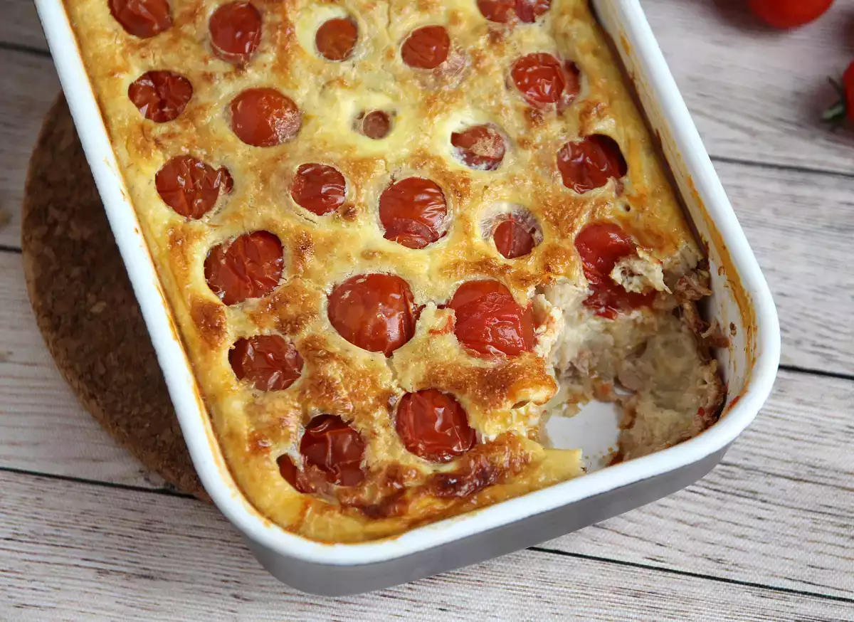 1. Пикантный клафути с помидорами черри и тунцом