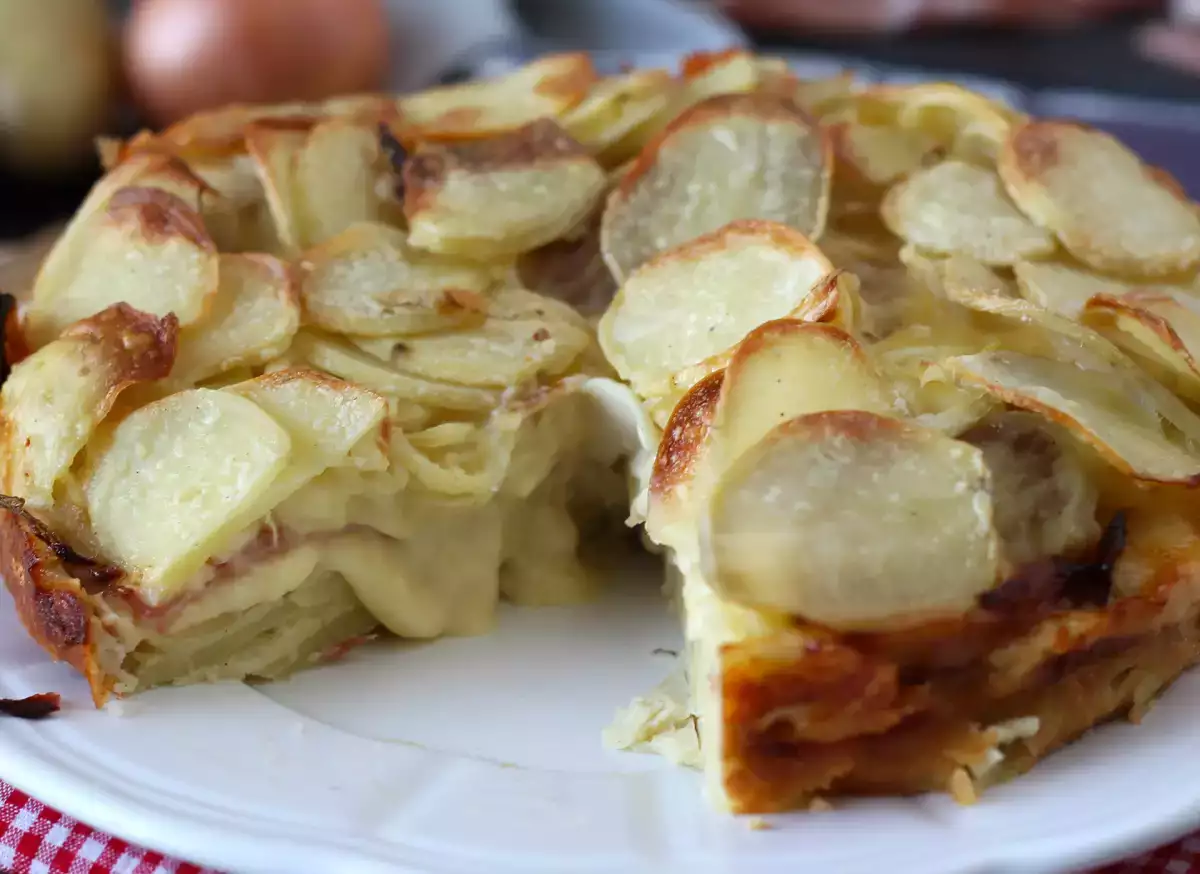 3. Картофельный пирог с прошутто и сыром скаморца: деревенский вкус, чтобы отвлечься