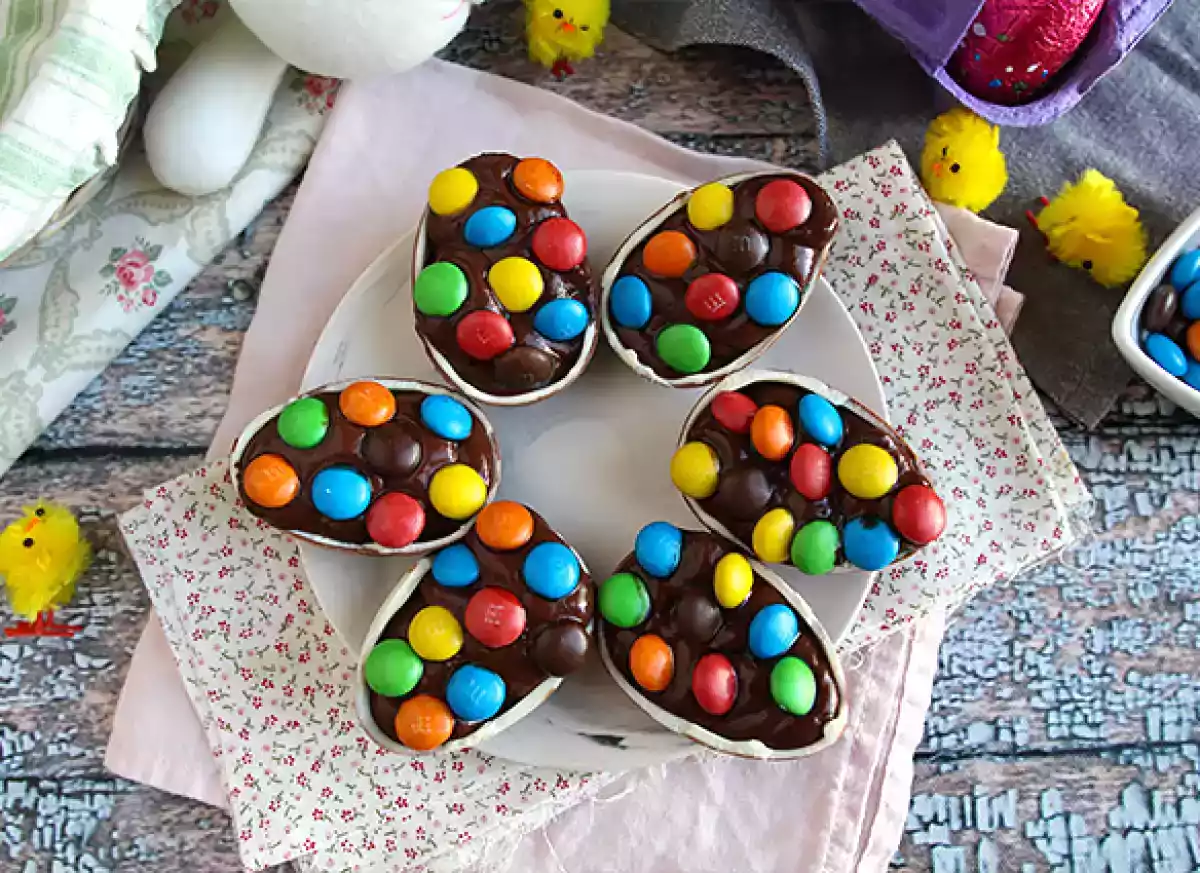 1. Пасхальные яйца, наполненные шоколадным кремом и конфетами m&m's