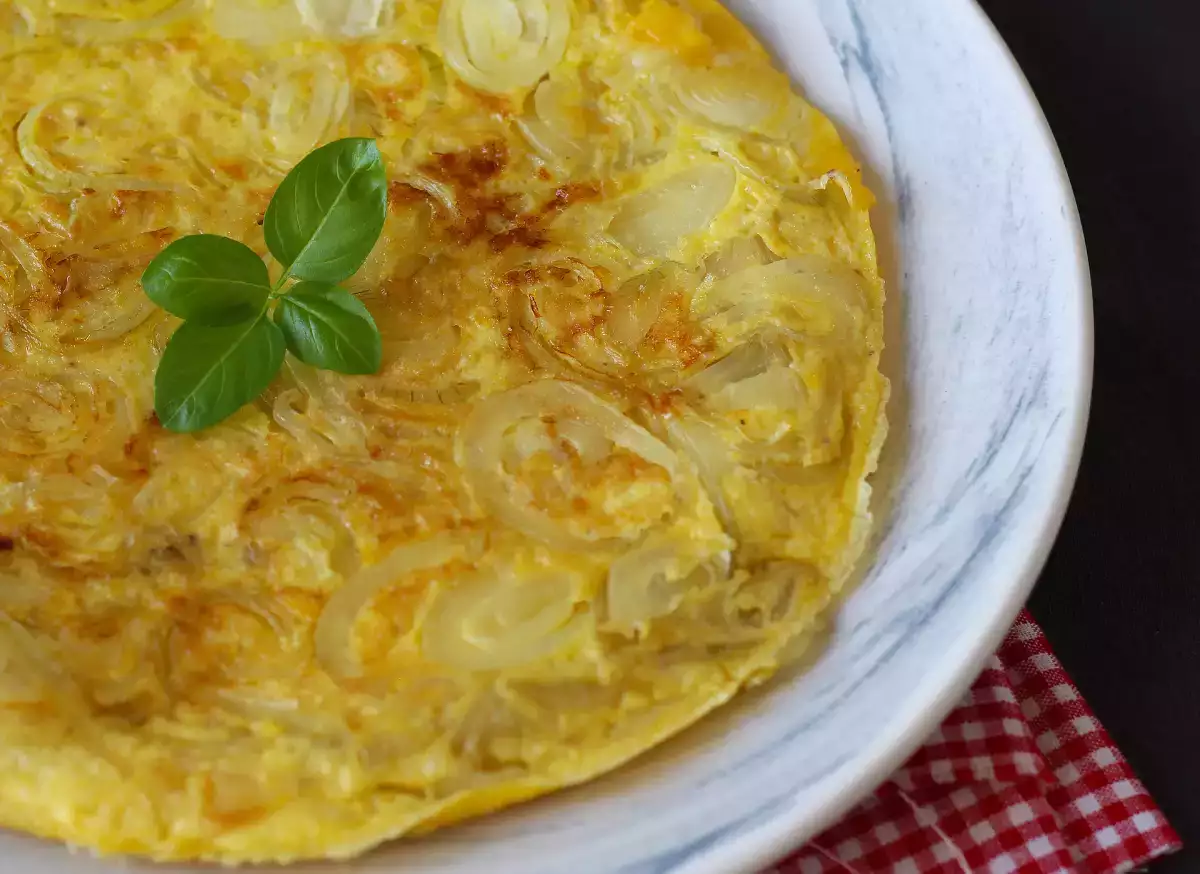8. Луковый омлет: простота со вкусом