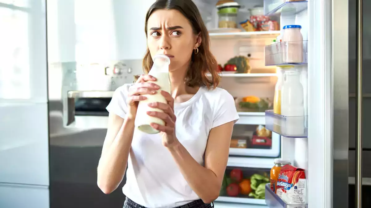 Пить холодное молоко из бутылки: привычка, которая ослабляет иммунную систему