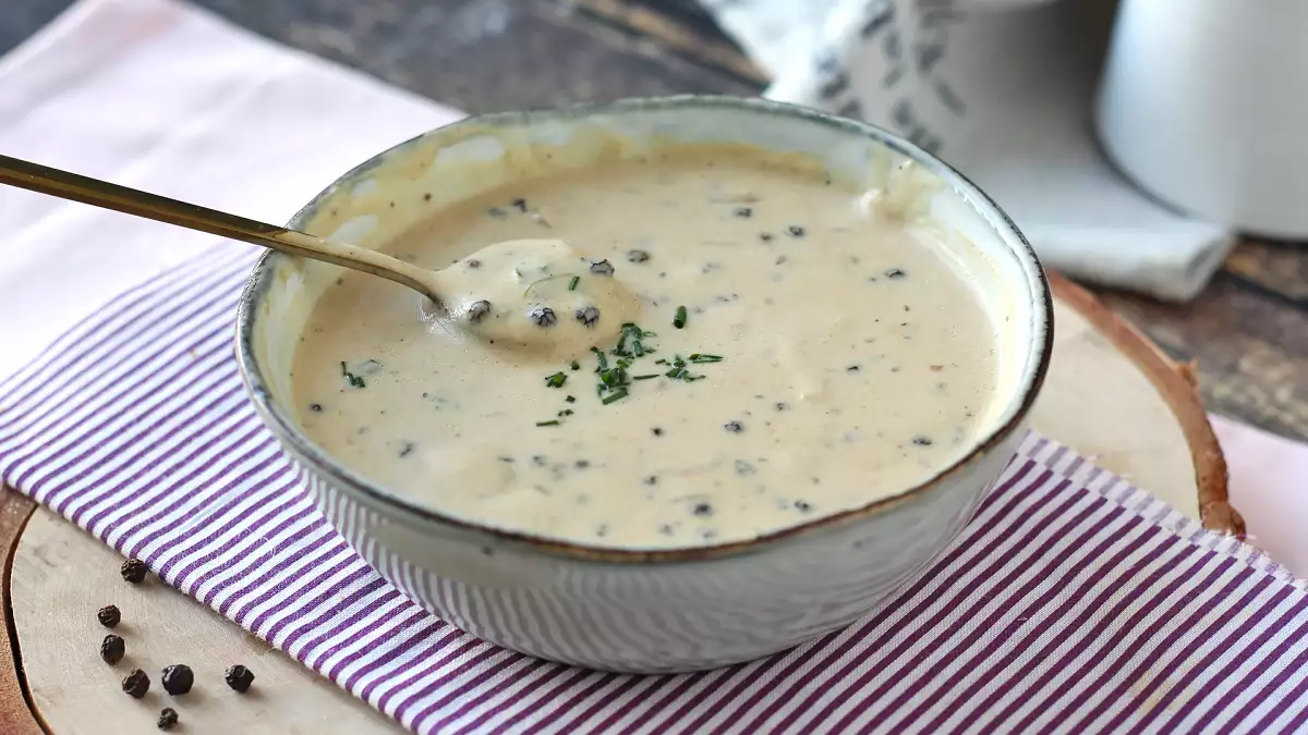 Этот соус прекрасно подойдет к красному рождественскому мясу.