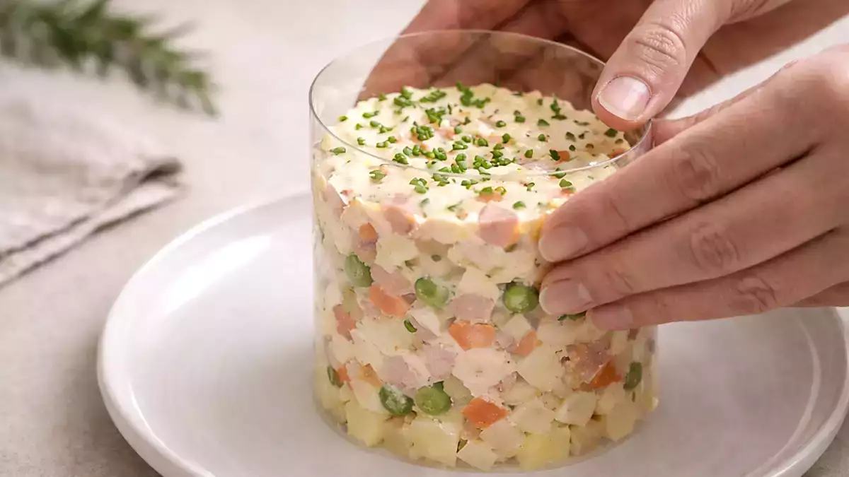 Без тарелочного кольца и с гостями: трюк, который спасет презентацию ваших блюд (с помощью того, что у вас уже есть дома).