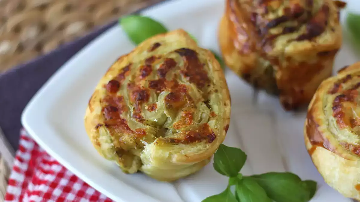 Эти слоеные пирожки с песто готовятся всего за 15 минут... а исчезают еще быстрее.