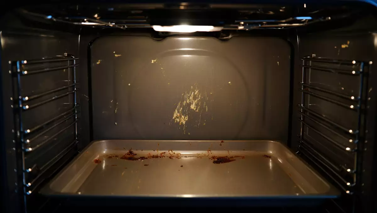 Ваша духовка забита жиром? Вот простой совет, как очистить ее без химических средств