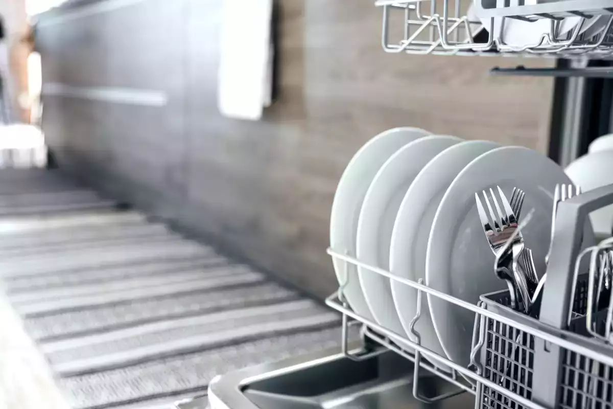 Нужно ли ополаскивать посуду перед тем, как положить ее в посудомоечную машину - мнение экспертов