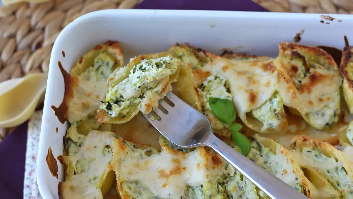 Кончильони, фаршированные рикоттой, кабачками и лимоном: идеальное сливочное первое блюдо для пасхального обеда