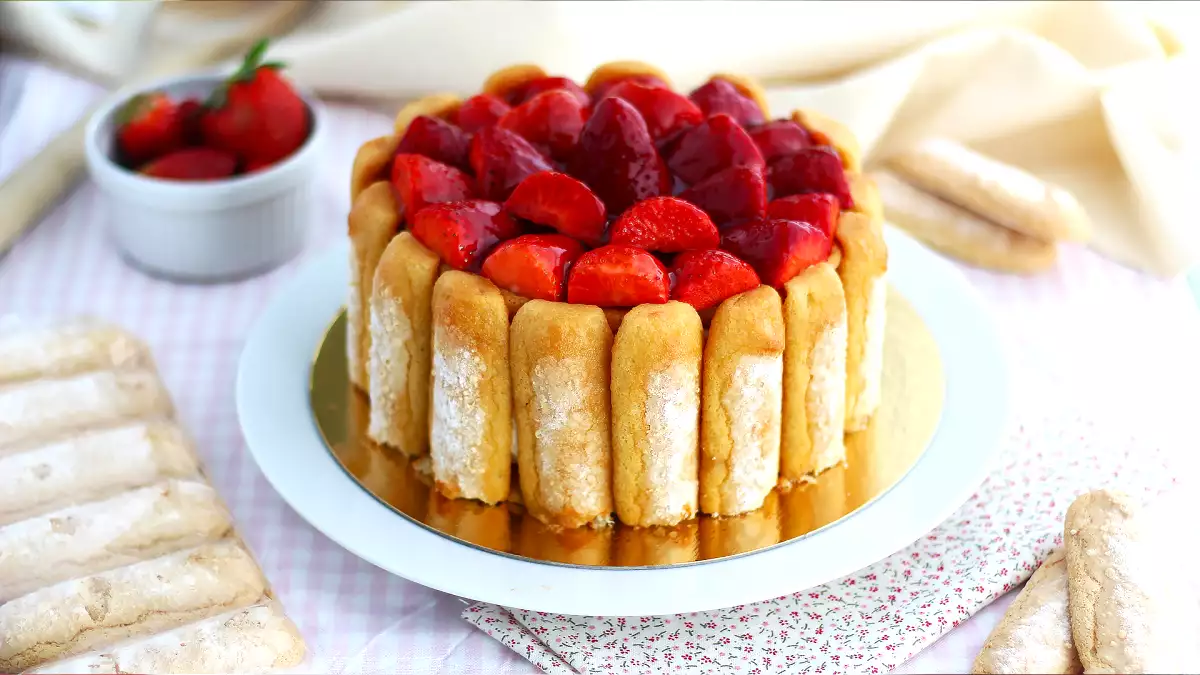 Эта простая клубничная шарлотка - наш любимый весенний десерт!