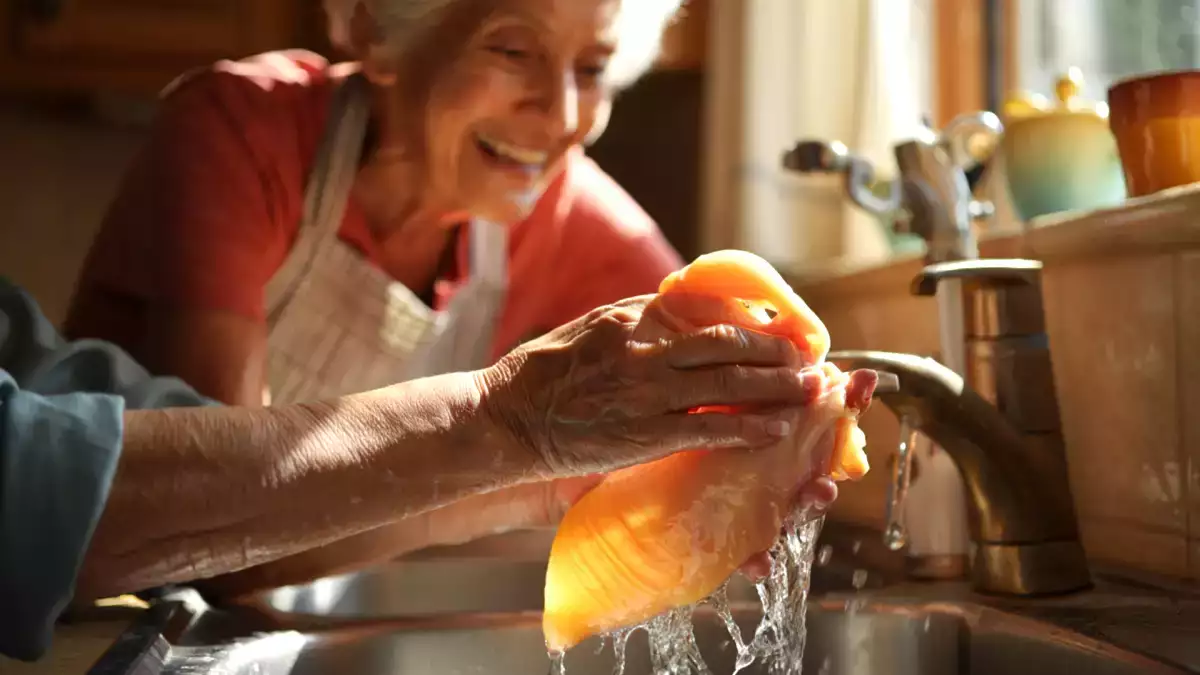 Нужно ли мыть курицу перед приготовлением? Правда, которую вам не рассказывали мама и бабушка