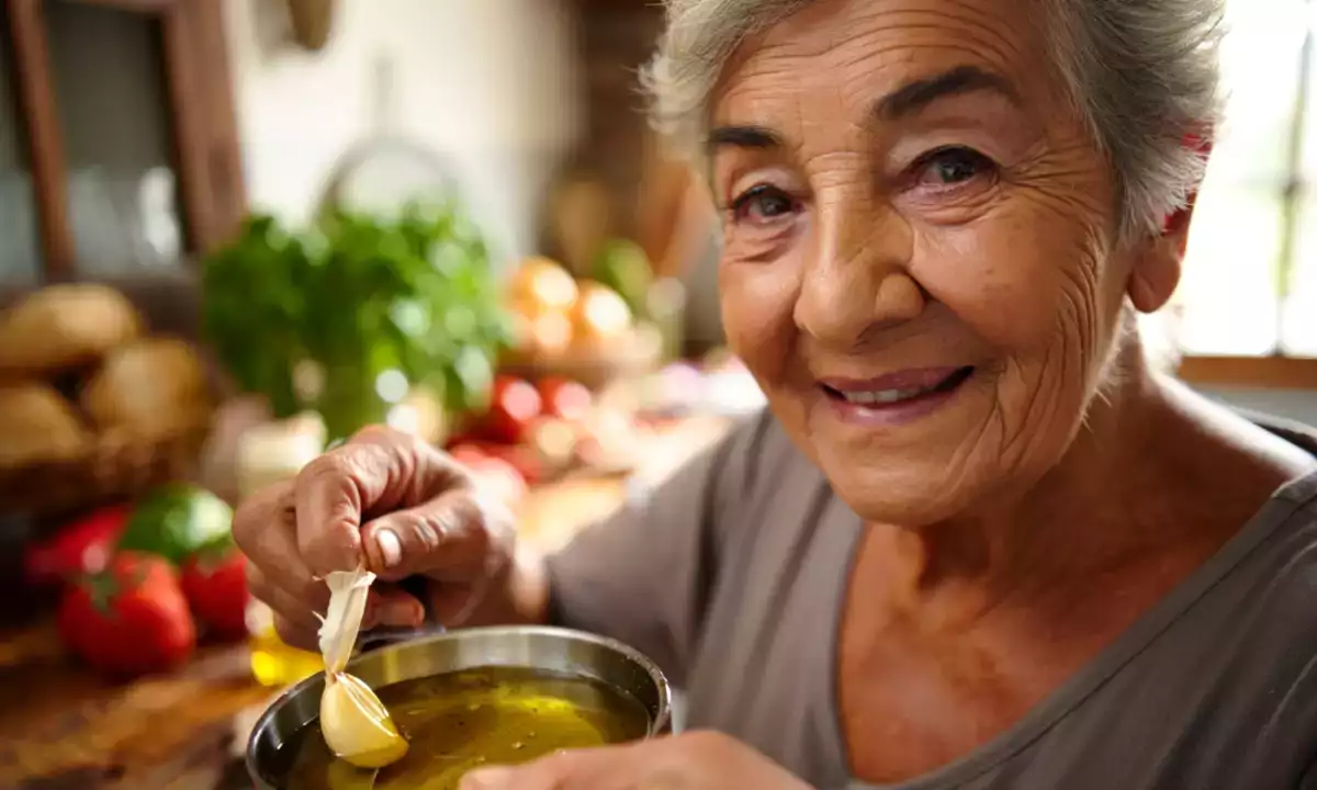 Бабушка всегда знала: чеснок нужно удалять, и причина не в том, что вы думаете.