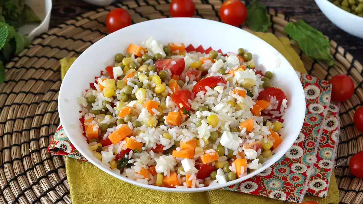 Сделайте салаты из остатков: 17 рецептов, которые помогут превратить оставшиеся в холодильнике продукты в невероятные блюда