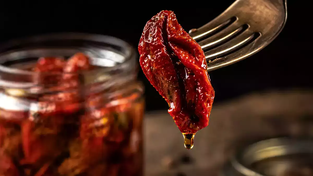 Вяленые помидоры в масле: концентрат вкуса в кладовой и 10 рецептов, которые помогут извлечь из них максимум пользы.