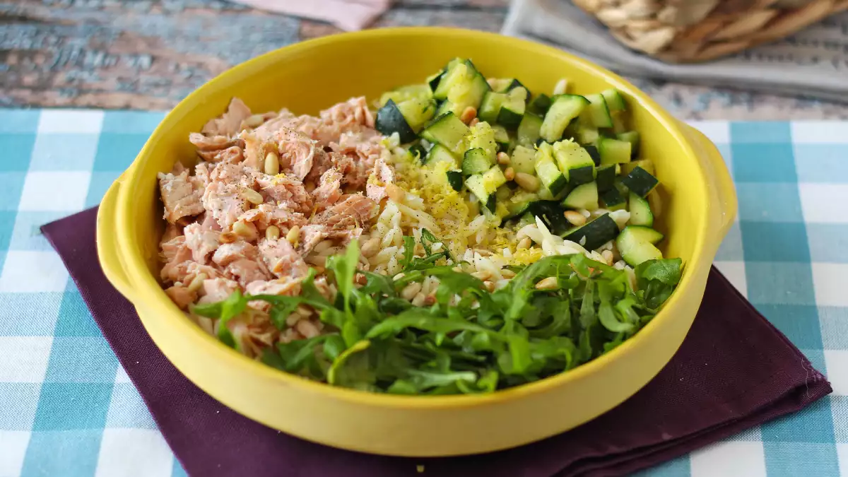 Орзо: что это такое, как его готовить и почему эта мелкая паста так хорошо подходит для супов, салатов и кремовых блюд.