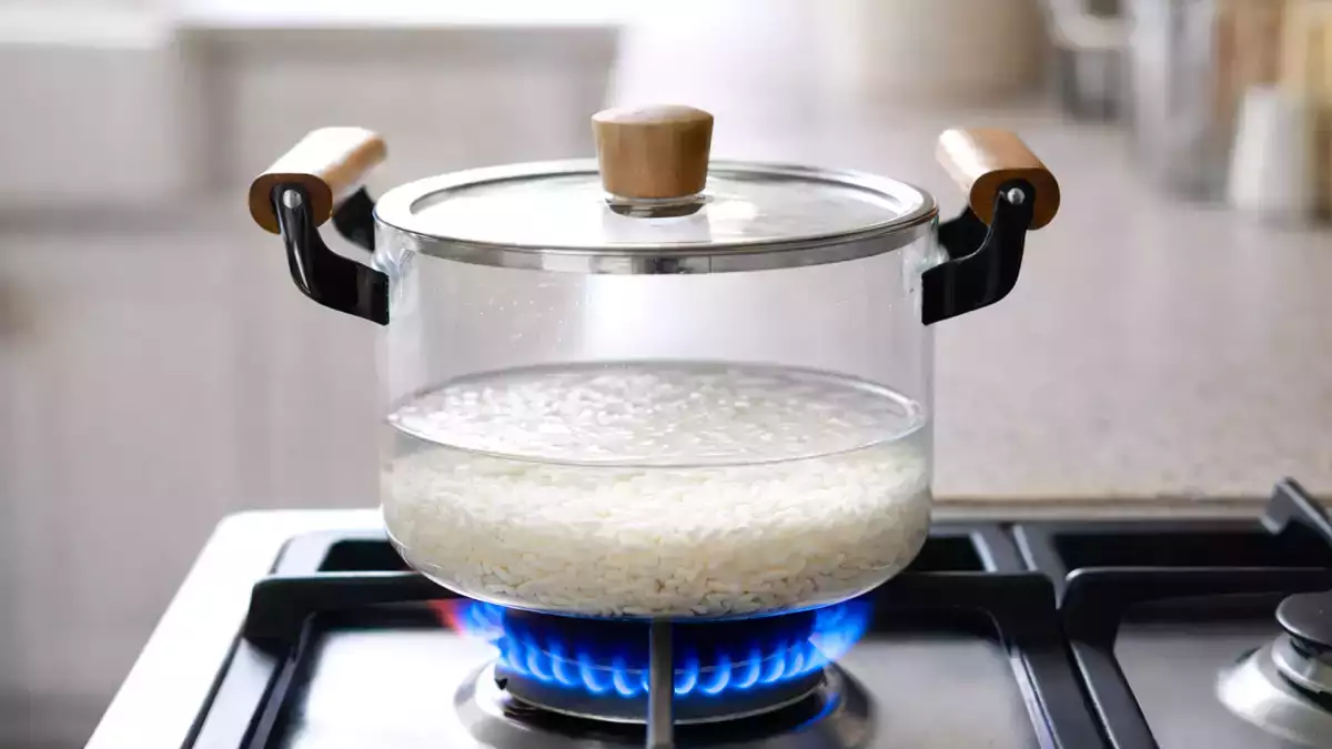 Не нужно отмерять воду: простой трюк для рассыпчатого риса, который почти никто не использует