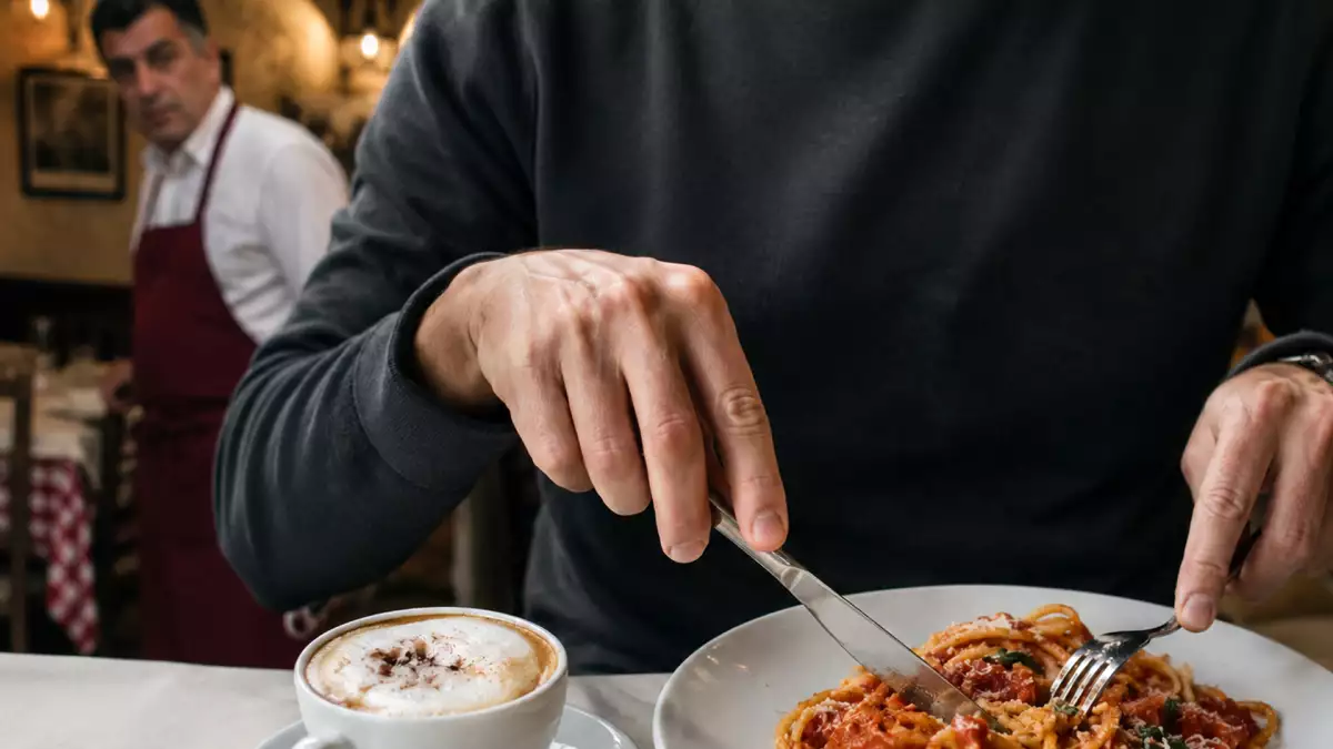 Что никогда не стоит делать с пастой, кофе и пиццей, если рядом есть итальянец