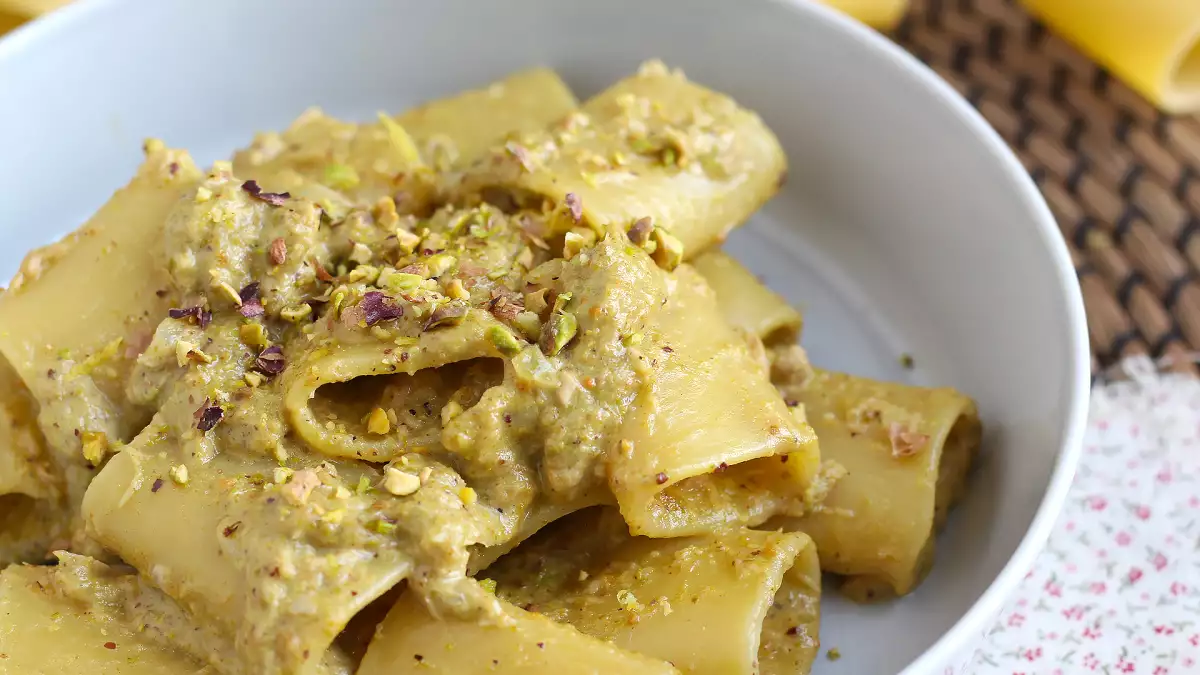 8 простых и вкусных летних первых блюд: быстрые рецепты, которые можно сразу подать на стол