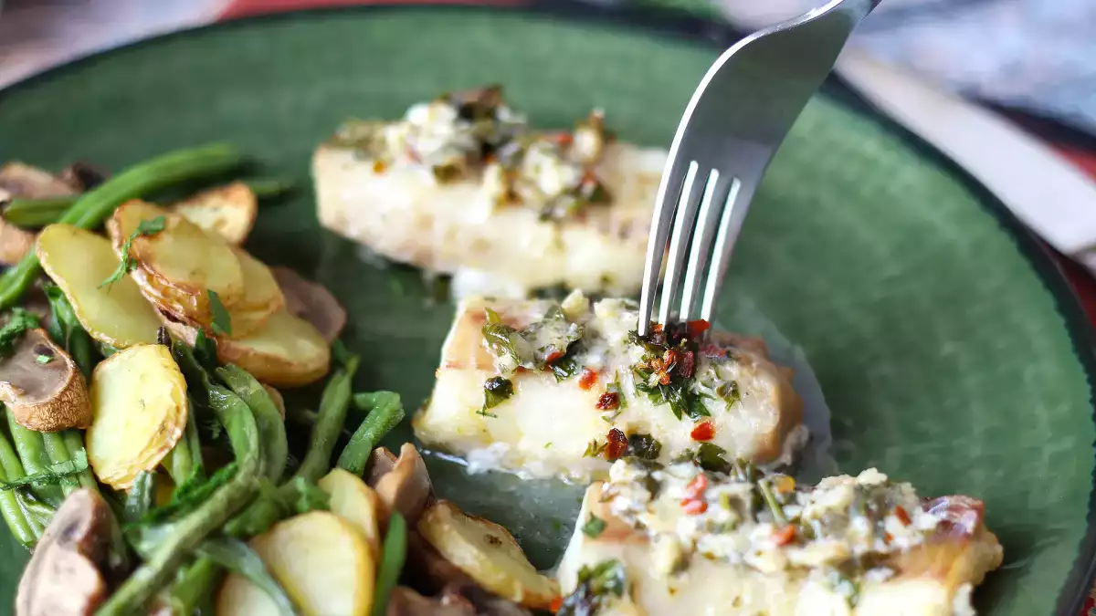 Треска в аэрогриле: 4 простых и вкусных рецепта, которые помогут забыть о привычном ужине