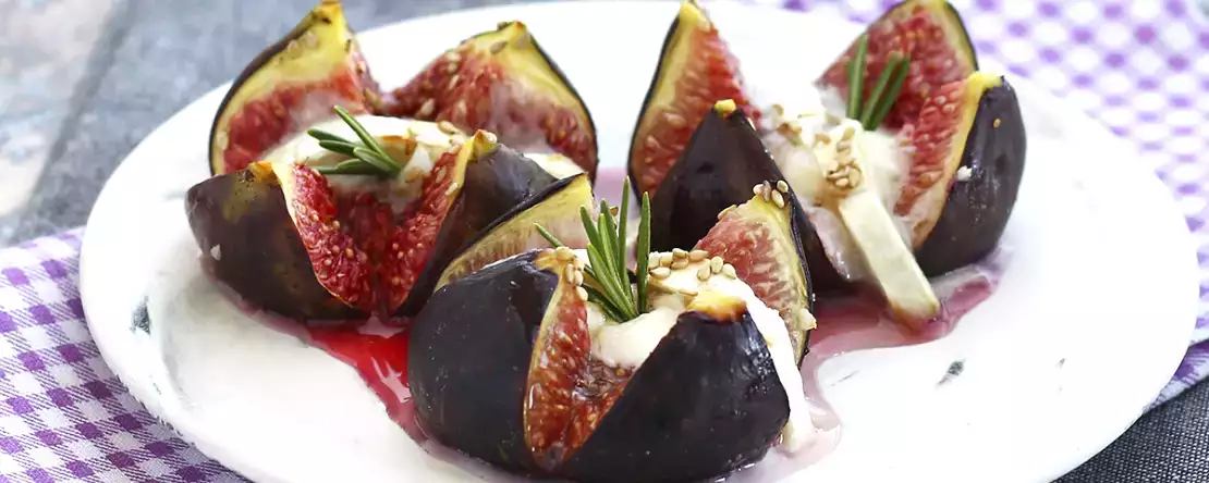 В сентябре запеченный инжир с козьим сыром и медом.