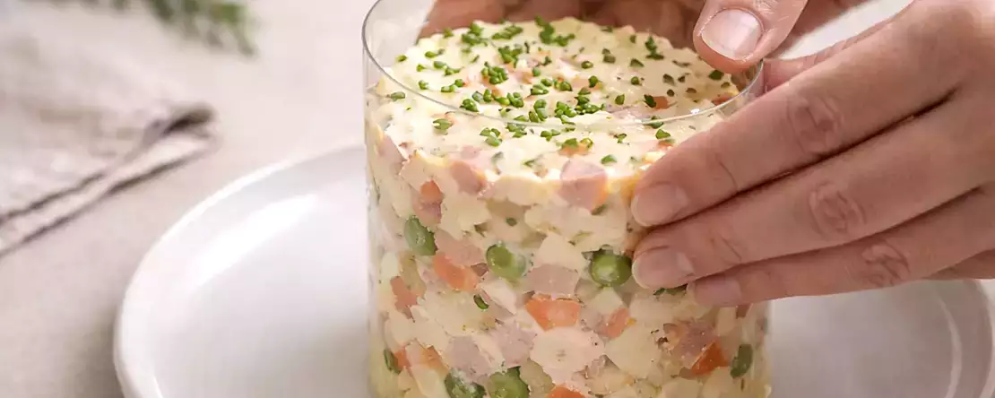 Без тарелочного кольца и с гостями: трюк, который спасет презентацию ваших блюд (с помощью того, что у вас уже есть дома).