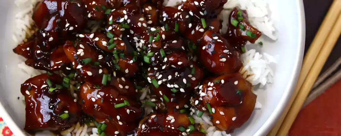 Если вы используете соевый соус только для приготовления якисоба, то эти 33 рецепта перевернут ваше представление (и ваше недельное меню).