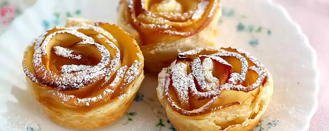 Розы из яблока и слоеного теста: десерт на День святого Валентина, который выглядит как сдобная выпечка.