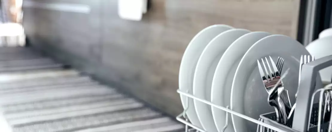 Нужно ли ополаскивать посуду перед тем, как положить ее в посудомоечную машину - мнение экспертов
