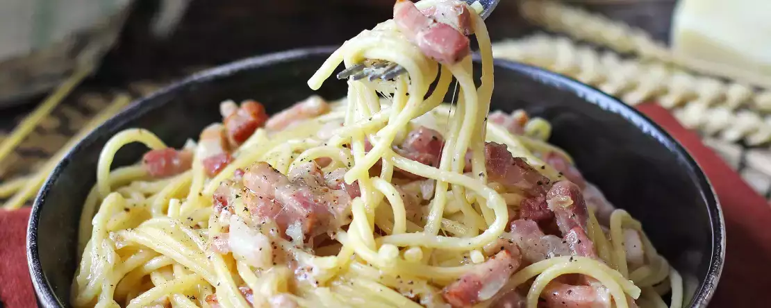 Кубики бекона: ингредиент, который всегда есть в вашем холодильнике, и 12 гениальных рецептов, которые спасут любой ужин (быстрый и неотразимый)