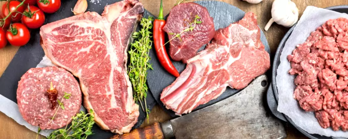 Почему мясо перед приготовлением всегда нужно вынимать из холодильника (и на какое время)