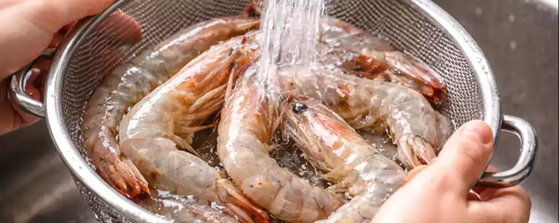 Моете ли вы креветки перед приготовлением? Поймите, почему этот обычный жест может оказаться вашей самой большой ошибкой