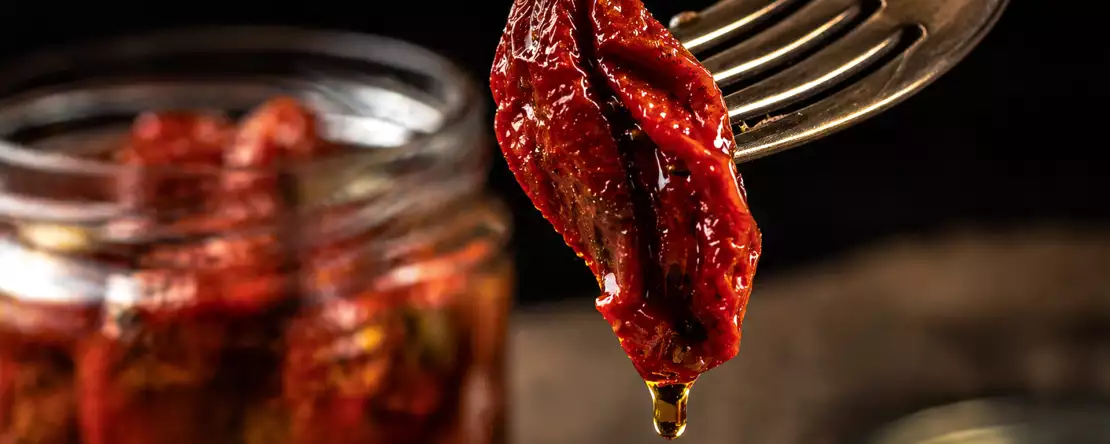 Вяленые помидоры в масле: концентрат вкуса в кладовой и 10 рецептов, которые помогут извлечь из них максимум пользы.