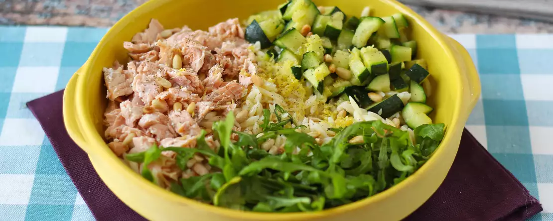 Орзо: что это такое, как его готовить и почему эта мелкая паста так хорошо подходит для супов, салатов и кремовых блюд.