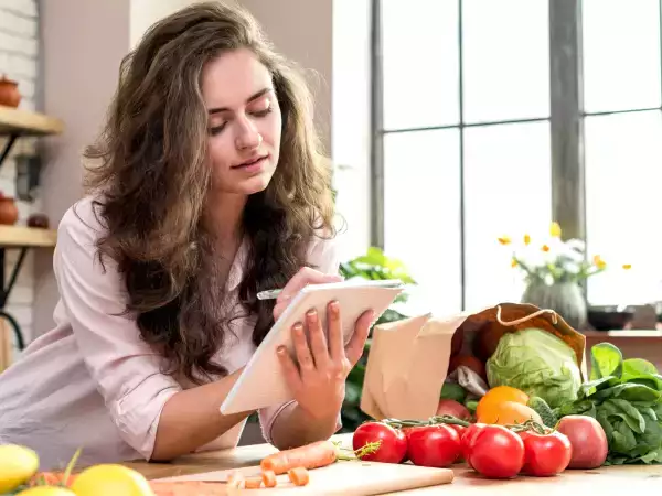 Продукты, которые помогают вам меньше потеть (и каких продуктов стоит избегать!)