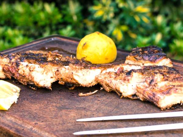 Барбекю с комарами - больше никогда! Этот лимонный трюк безотказен и придает мясу аромат