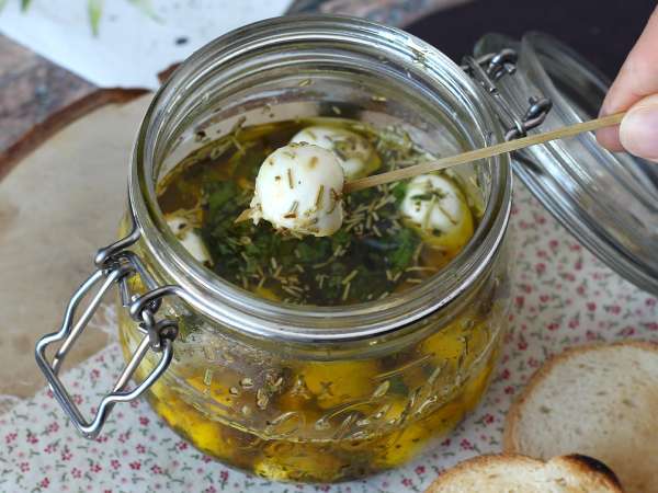 Эти шарики из маринованной моцареллы - чистая зависимость (и не успеете вы глазом моргнуть, как они исчезнут со стола).