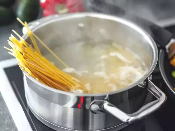 Почему все говорят о воде для варки макарон? Вот для чего она на самом деле нужна