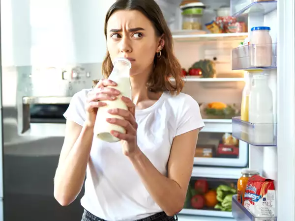 Пить холодное молоко из бутылки: привычка, которая ослабляет иммунную систему