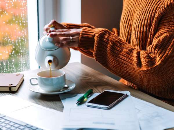 Вы думаете, что увлажняете организм в холодное время года... но действительно ли чай заменяет воду?