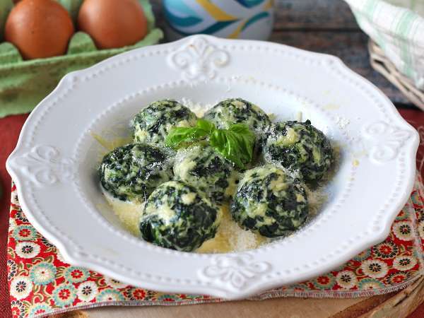 12 запеченных праздничных блюд, которые легко приготовить заранее (и которые всегда отлично смотрятся на столе)