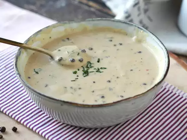 Этот соус прекрасно подойдет к красному рождественскому мясу.