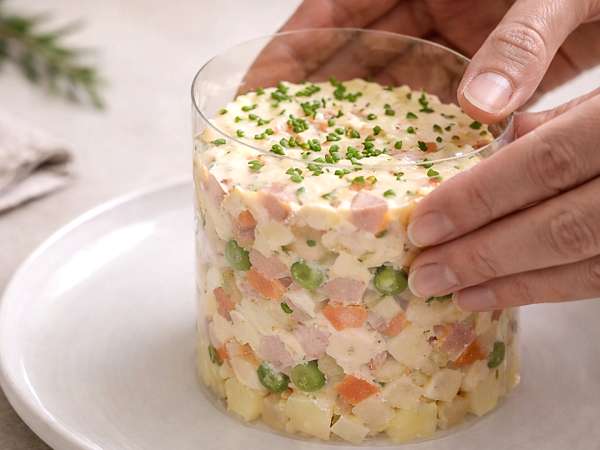 Без тарелочного кольца и с гостями: трюк, который спасет презентацию ваших блюд (с помощью того, что у вас уже есть дома).