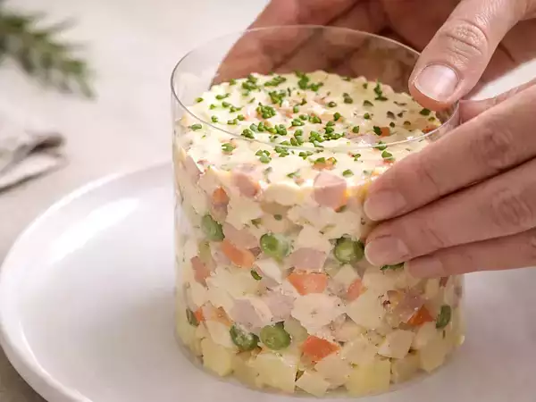 Без тарелочного кольца и с гостями: трюк, который спасет презентацию ваших блюд (с помощью того, что у вас уже есть дома).