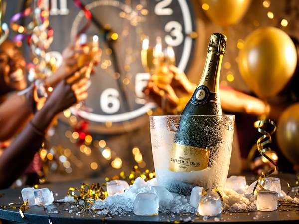 Охладить игристое вино за 15 минут кажется невозможным, пока вы не попробуете этот трюк в последнюю минуту и не спасете новогоднюю ночь.