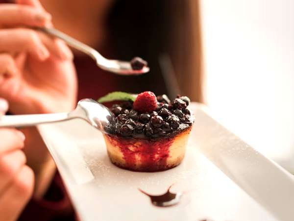 Десерт остается прежним. А вот ощущения - нет: знаете ли вы, что столовые приборы могут изменить вкус блюда?