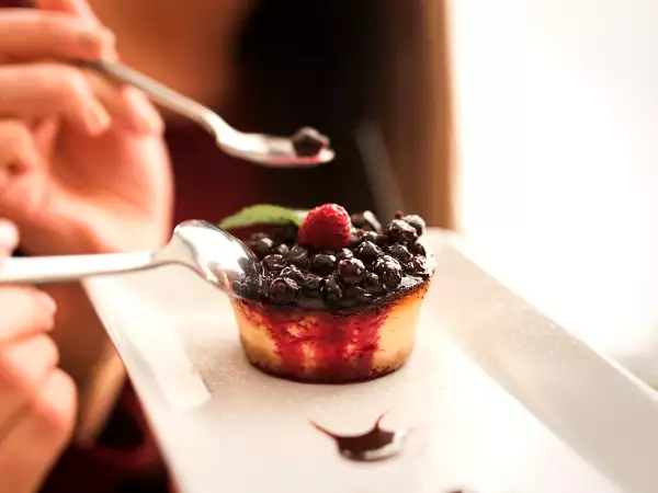 Десерт остается прежним. А вот ощущения - нет: знаете ли вы, что столовые приборы могут изменить вкус блюда?